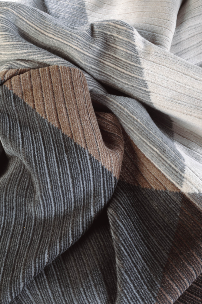 Biederlack Wohn- und Kuscheldecke 'Feel Graphic' 150 x 200 cm Grau